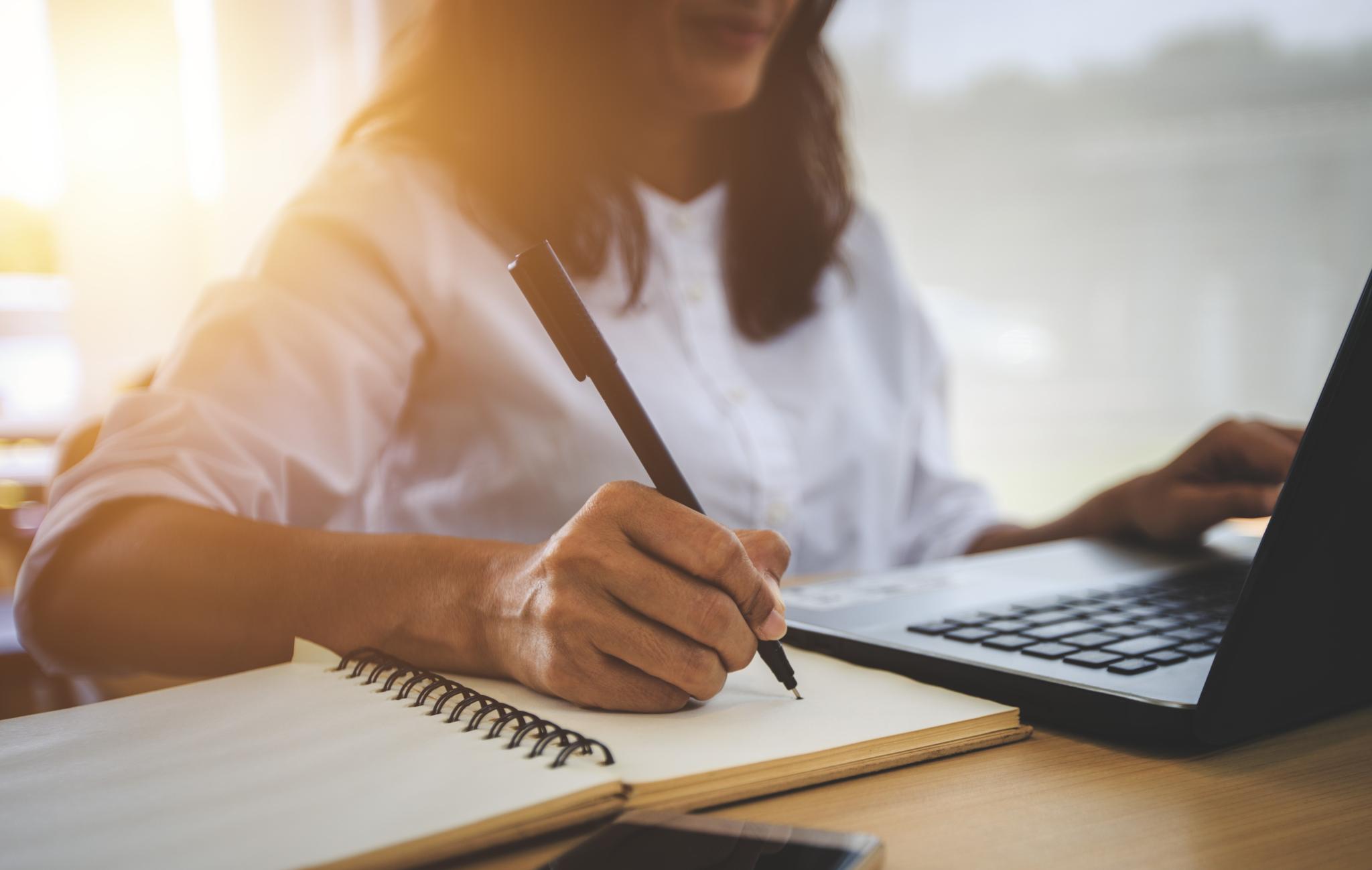 Women conducting online study